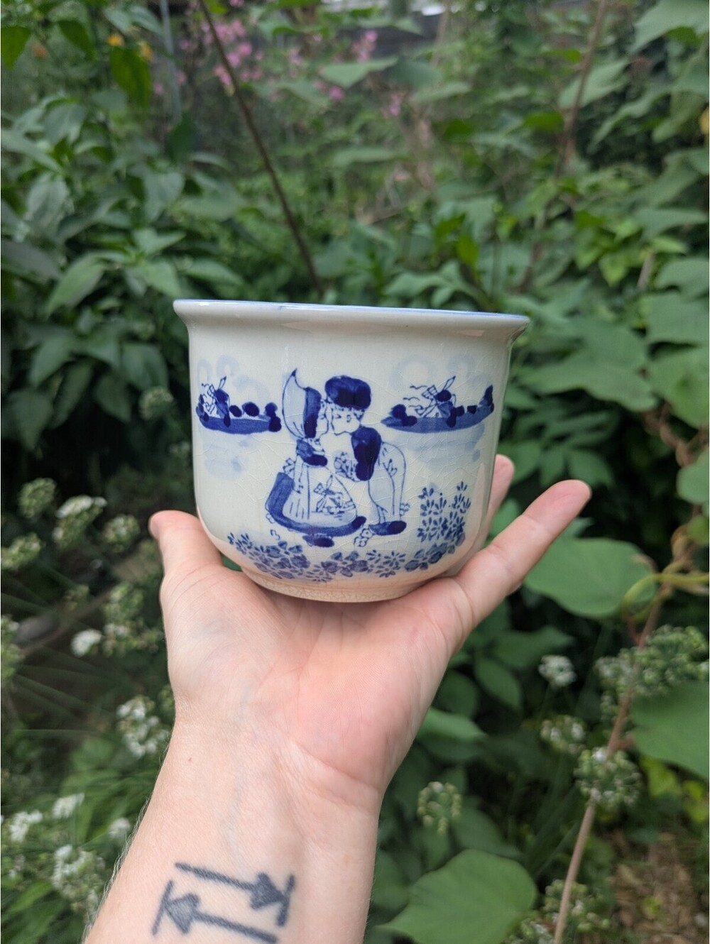 Vintage Collagecore Blue & White Small Cup With Kissing Figures, Windmills